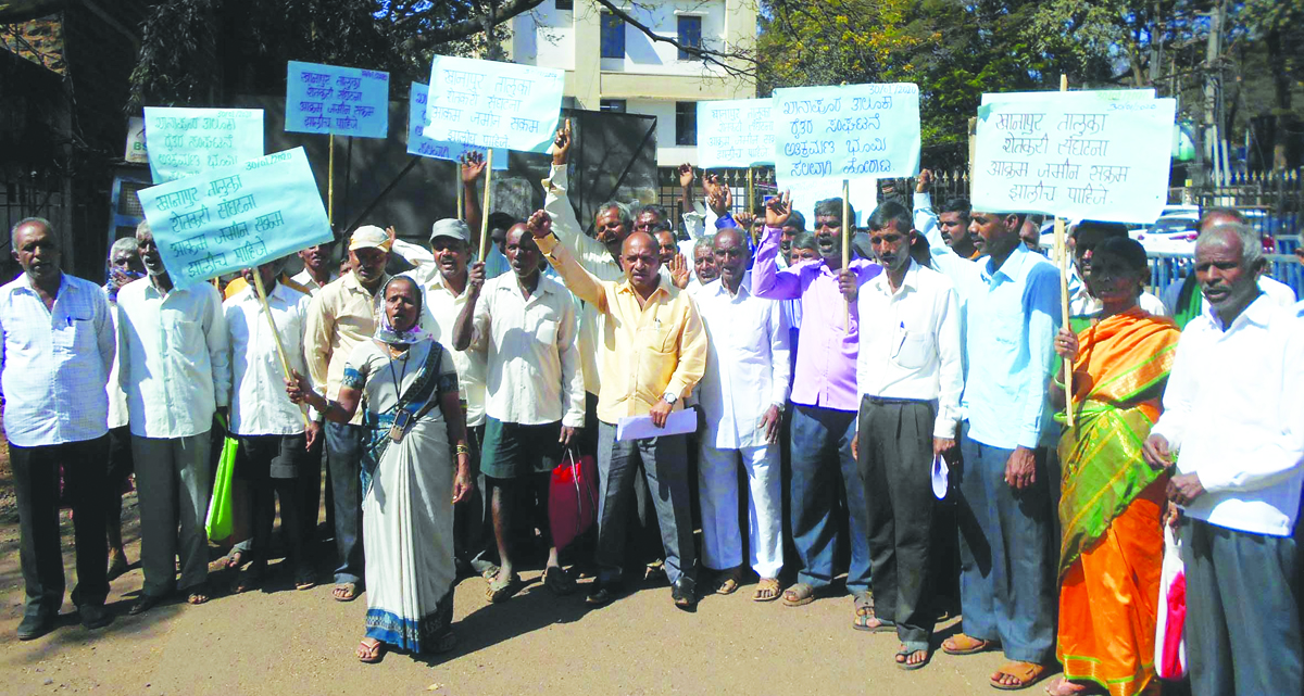 ಅಕ್ರಮ ಭೂಮಿ ಸಕ್ರಮ ಮಾಡುವಂತೆ ರೈತರ ಮನವಿ